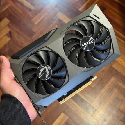 La RTX 3070 8GB Zotac Twin Edge combina rendimiento de gama alta con eficiencia térmica. Equipada con arquitectura Ampere y memoria GDDR6 de 256 bits, ofrece excelente desempeño en 1440p y 4K. Ideal para gamers exigentes, incluye doble ventilador IceStorm, backplate y soporte para Ray Tracing y DLSS.