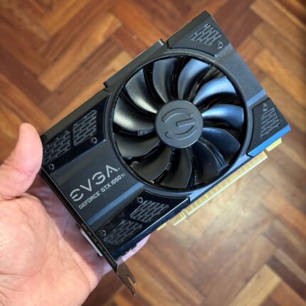 Imagen de la tarjeta gráfica EVGA GTX 1050 Ti SC de 4 GB, diseño compacto con un solo ventilador y soporte para resoluciones 4K y tecnologías NVIDIA Pascal.