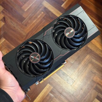La RX 6700 XT 12GB Sapphire Pulse es ideal para jugar en 1440p y 4K. Equipada con arquitectura RDNA 2, memoria GDDR6 de 12GB y frecuencias elevadas, ofrece un excelente rendimiento en juegos exigentes. Su sistema de refrigeración Dual-X asegura estabilidad y bajas temperaturas, con soporte para Ray Tracing, FSR y DirectX 12 Ultimate.