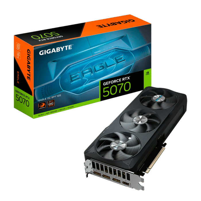 La RTX 5070 12GB Eagle OC SFF de Gigabyte combina arquitectura Blackwell, memoria GDDR7 de 12 GB a 28 Gbps y refrigeración WINDFORCE con triple ventilador compacta. Diseñada para cajas SFF, ofrece conectividad DisplayPort 2.1b y HDMI 2.1b, requiere conector PCIe 12V‑2×6 y se recomienda fuente de 750 W. Ideal para gaming en 1440p y 4K con soporte total para Ray Tracing, DLSS 4 y las tecnologías más actuales.